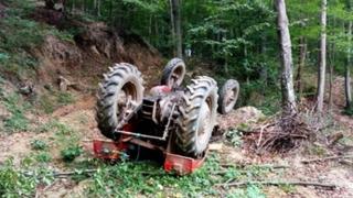 Traktor se prevrnuo i priklještio vozača: Poginuo na licu mjesta