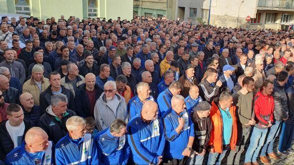 Stotine ljudi na dženazi Adnanu Fajiću - Avaz