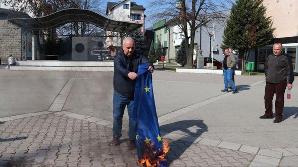 Zapaljena zastava EU u Bratuncu - Avaz