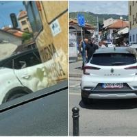 Saobraćajna nesreća na Baščaršiji: U iznajmljenom automobilu stranci naglo skrenuli, udario ih tramvaj