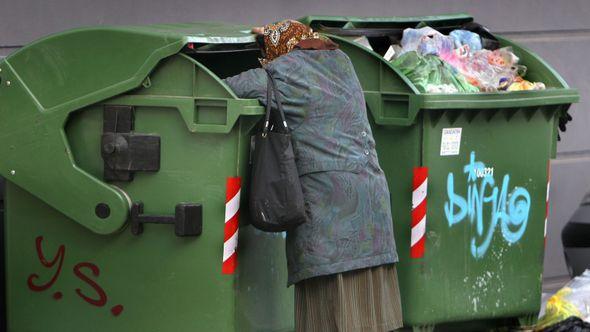  Sve je veći broj onih koji su hranu prisiljeni tražiti po kontejnerima - Avaz