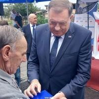 Dodik uručio ključeve stanova za 12 izbjeglih i raseljenih porodica