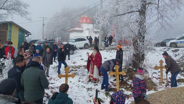 Oskrnavili šehidsko mezarje - Avaz