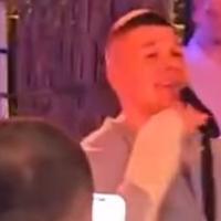 Video / Nije otkazao nastup: Sloba Radanović zapjevao s rukom u gipsu
