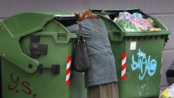 Građani sve više hranu traže po kontejnerima - Avaz