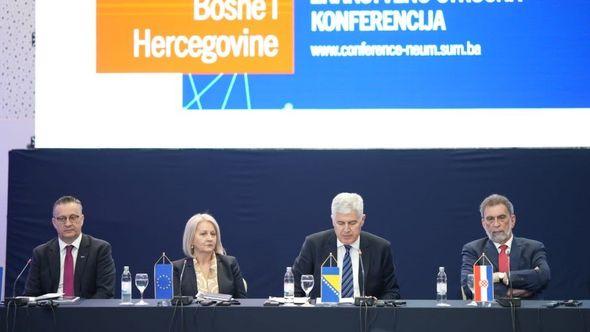 Sa konferencije  - Avaz