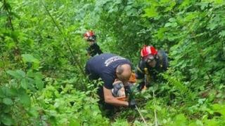 Starica tražila ovce, pa pala u provaliju: Brzom akcijom vatrogasaca spašena