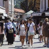 Uprkos velikim vrućinama: Brojni turisti na ulicama Sarajeva