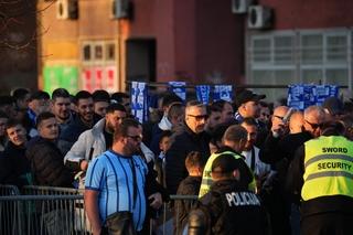 Pogledajte atmosferu na Grbavici pred derbi: Navijači Željezničara pristižu na stadion