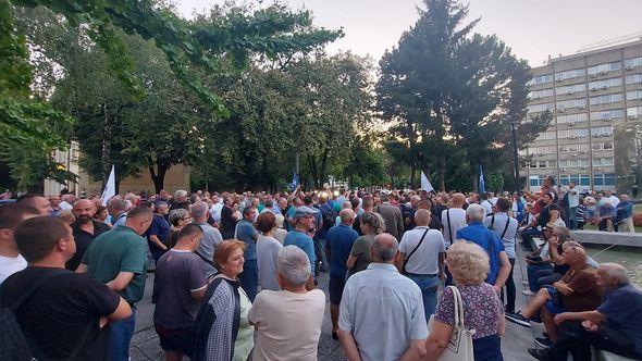 Protesti ispred zgrade NSRS - Avaz