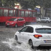 Posljedice nevremena u Beogradu: Tri osobe spašene, vjetar nosio krov sa zgrade parlamenta