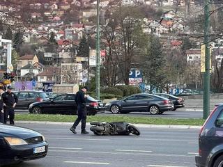 Nesreća u Sarajevu: Povrijeđen vozač skutera, saobraćaj se odvija otežano