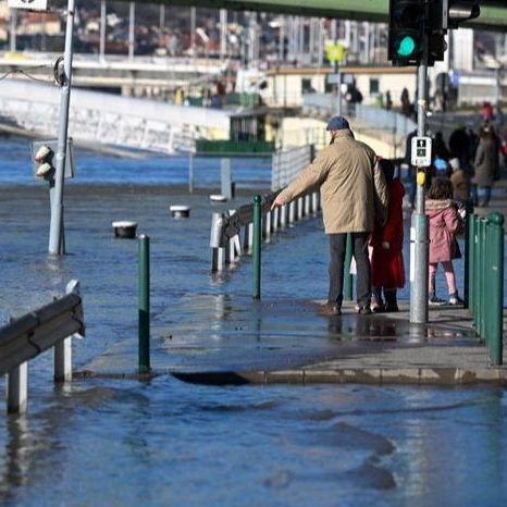 Haos u Mađarskoj: Dunav se izlio u Budimpešti