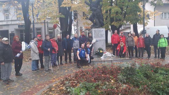 Planinari, učenici i građani na put dug 8 kilometara krenuli ispred Spomen-kosturnice borcima NOR 1941-1945 - Avaz