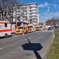 Video / Horor u Njemačkoj, ljudi leže na ulici, vozač uletio u masu