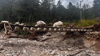 Video / Poplave nanijele veliku štetu: Šine vise u zraku kod Komadinovog vrela