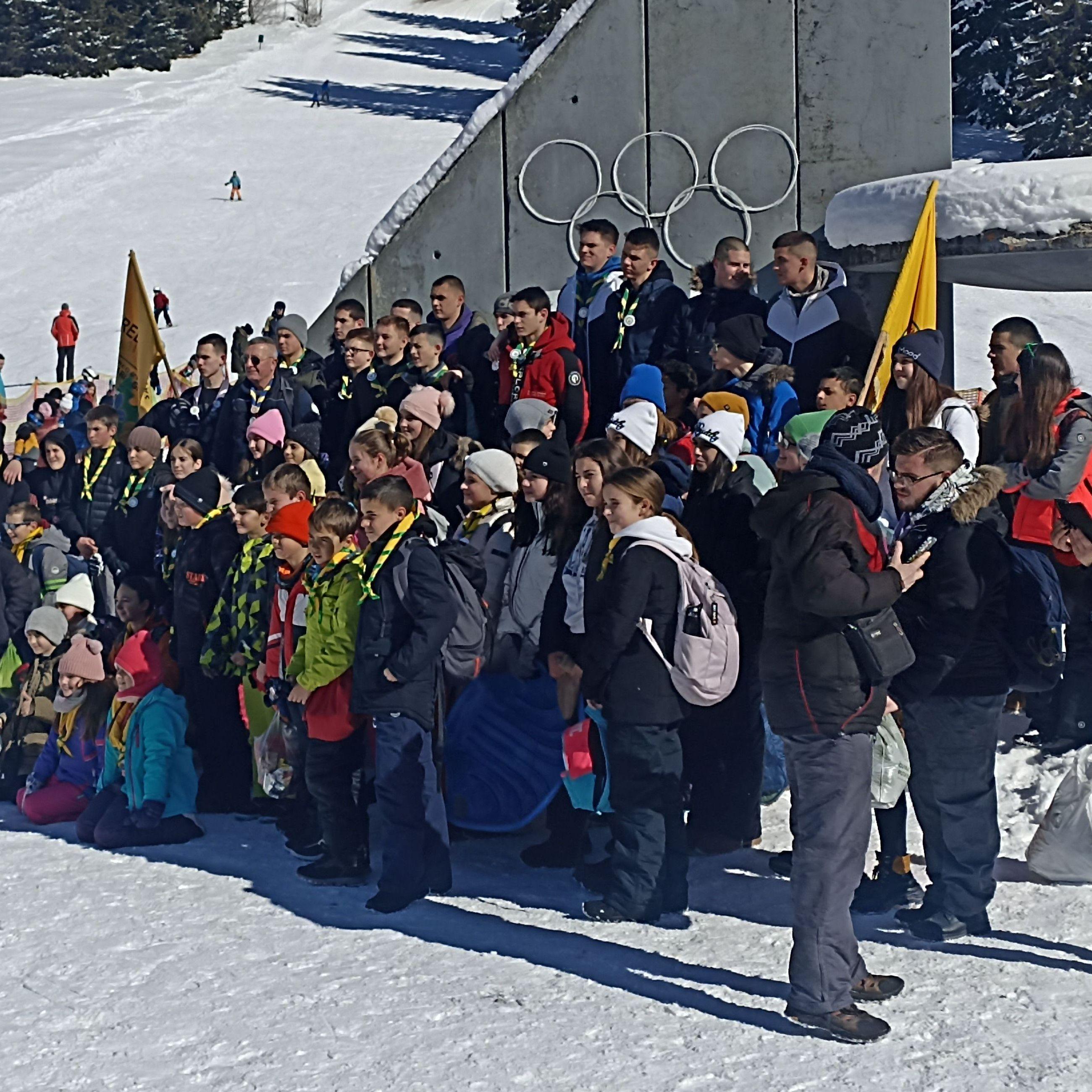 Malo polje puno skijaša, sankaša, izviđača, planinara i šetača 