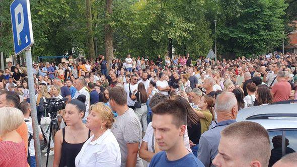 Hiljade ljudi na protestima - Avaz