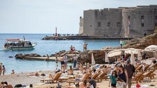 Kao da je počelo ljeto: Plaže u Dubrovniku krcate