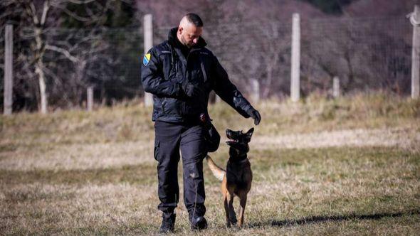 Policajac sa službenim psom  - Avaz