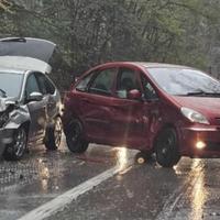 Krš i lom kod Kladnja: Sudarila se dva automobila, stvorile se velike gužve