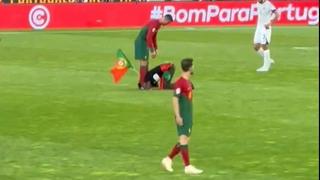 Video / Navijač prekinuo utakmicu kako bi poljubio kopačke Ronaldu