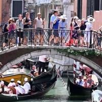 Venecija će ograničiti broj turističkih grupa na najmanje 25 ljudi
