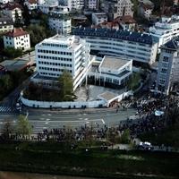 Fotografije iz zraka / Pogledajte koliko građana je stiglo na proteste ispred OHR-a