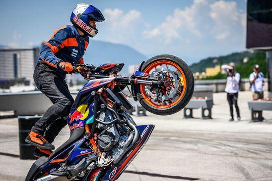 Red Bull Driftbrothers: Na garaži "Avaz Twist Towera“ - Avaz