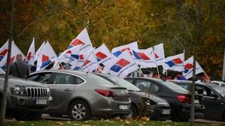 Oko 50 autobusa punih simpatizera Vučićevog SNS-a stigli na miting stranke