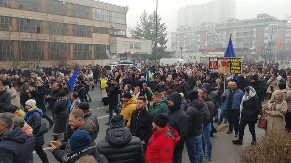 Protesti ispred zgrade Vlade FBiH - Avaz