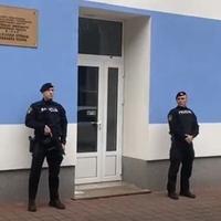 Video / Drugo jutro nakon terorizma u Bosanskoj Krupi: Policajci s dugim cijevima ispred policijske stanice