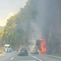 Zapalio se autobus na putu kod Mrkonjić-Grada: Saobraćaj se odvija otežano