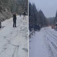 Snijeg stvorio probleme: Obustavljen saobraćaj na cesti Pale - Jahorina, kamioni zapeli na Kupresu