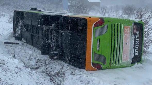 Prevrnuti autobus - Avaz