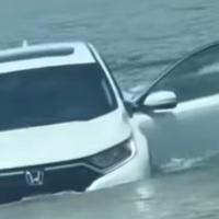 Video / Hondom se spustila po Jet-Ski do mora pa nastala havarija 