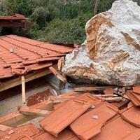 Obrušilo se brdo na Svetom Stefanu, stijene uništile plažni bar na Galiji