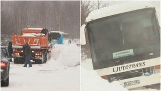 Haos kod Bihaća zbog snijega: Zaglavljeni ralica i autobus na putu prema Kulen-Vakufu