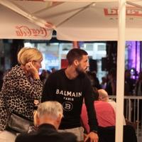 Damir Džumhur na Festivalskom trgu s majkom Žanetom
