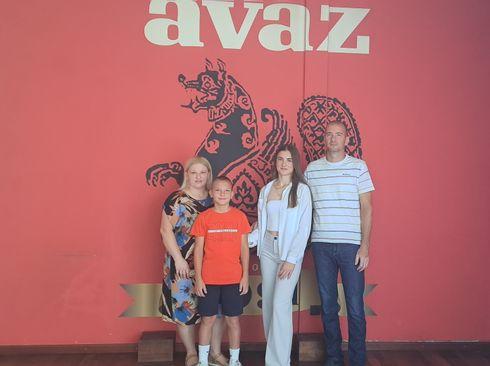 Jasmina i Dženan s roditeljima u “Dnevnom avazu” - Avaz