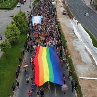 Fotografije iz zraka: Više stotina učesnika povorke idu ka Narodnom pozorištu