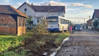 Nesreća na bh. cesti: Autobus sletio sa puta, probio ogradu i udario u kuću