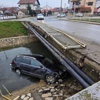 Filmska potjera u Bijeljini: Vozač Passata završio u kanalu