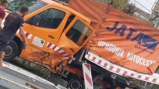 Teška nesreća kod Kaknja: Automobilom se zabio u vozilo ophodnje autocesta, pet osoba povrijeđeno