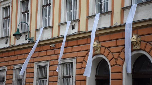 Zakačeni bijeli čaršafi u Sarajevu - Avaz