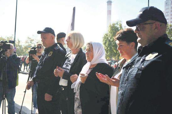 Alisa Vujinović i Hasena Šehović (treća desno) na godišnjici ubistva njihovih supruga  - Avaz