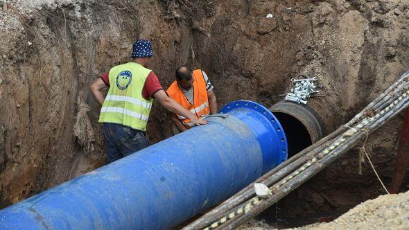 Prvo se zatvori građanima voda, a onda se satima čeka kako bi došli radnici da to saniraju - Avaz