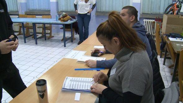 Tokom današneg glasanja u Bihaću  - Avaz