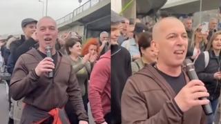 Topalko se pojavio na protestima s mikrofonom i zapjevao: Studentima poručio "pumpamo"