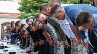 Bajram-namaz klanjan u Gazi Husrev-begovoj džamiji u Sarajevu